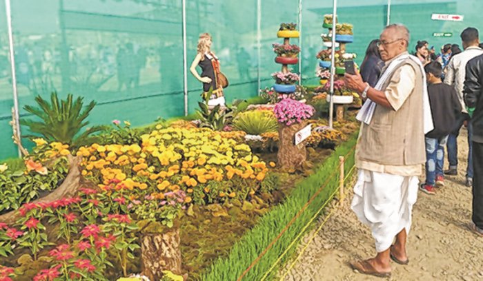 Visitors dissatisfied with high toilet charge ; Flower stall steals the show at Sangai Fest