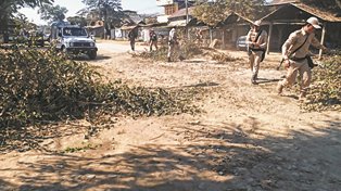 Decrying pathetic state, Imphal-Ukhrul road blocked for hours