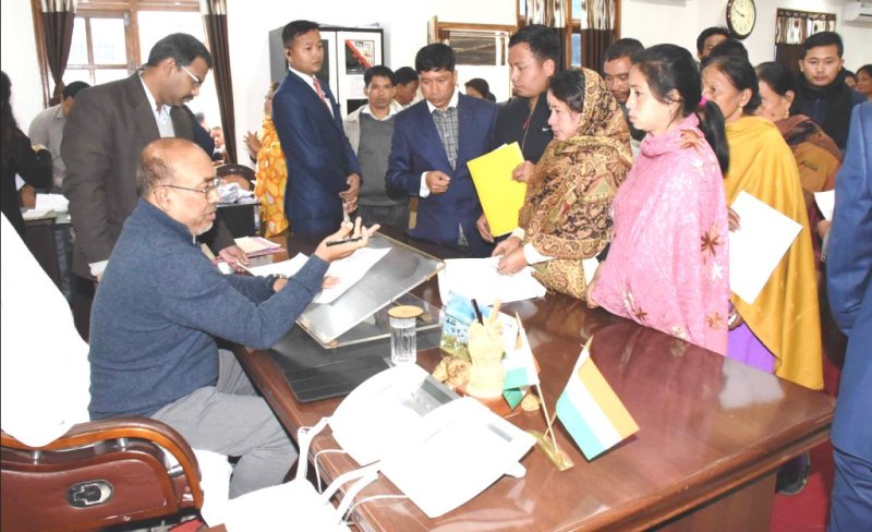 CM attends to about 380 complaints on joint Hill Leaders' Day and Meeyamgi Numit