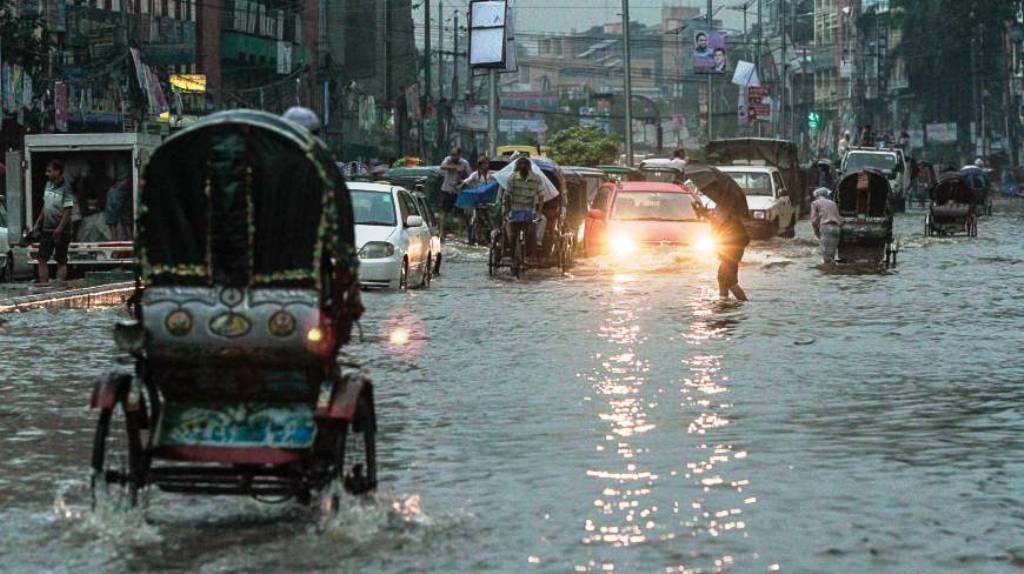 Heavy rains cripple Dhaka life, submerge many areas