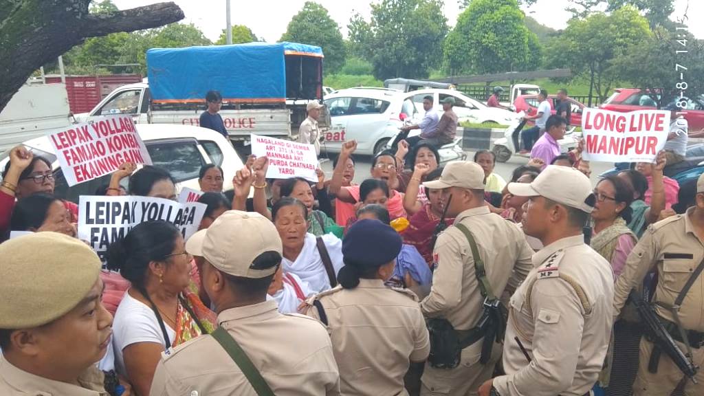 Women group shouts slogan for protection of Manipur in front of Ministers' quarters