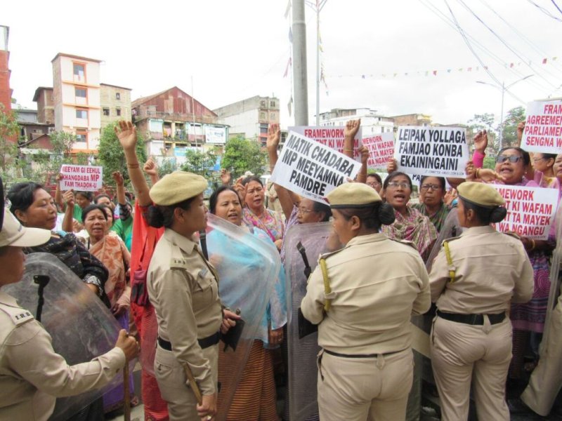 Protest against FA gaining momentum ; Women bodies storms at MP Bhavananda residence