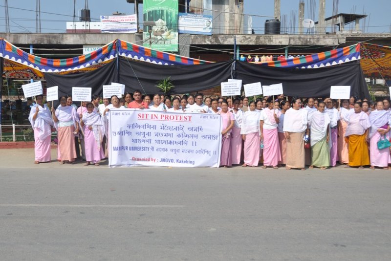 Protest staged at Kakching demanding solution to MU crisis