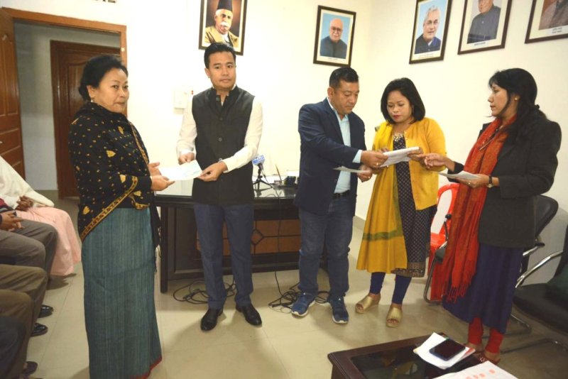 IPR Minister hands over financial assistance under MSJWS to six journalists