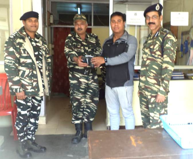 CRPF handed lost wallet containing Rs.33,000 to the owner