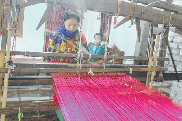 With only one hand, this lady weaves life : Thounaojam Roji Devi 