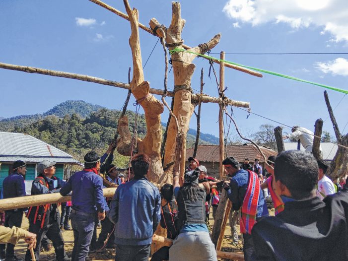 Nungshong Khullen erects totem pole 'Tarung