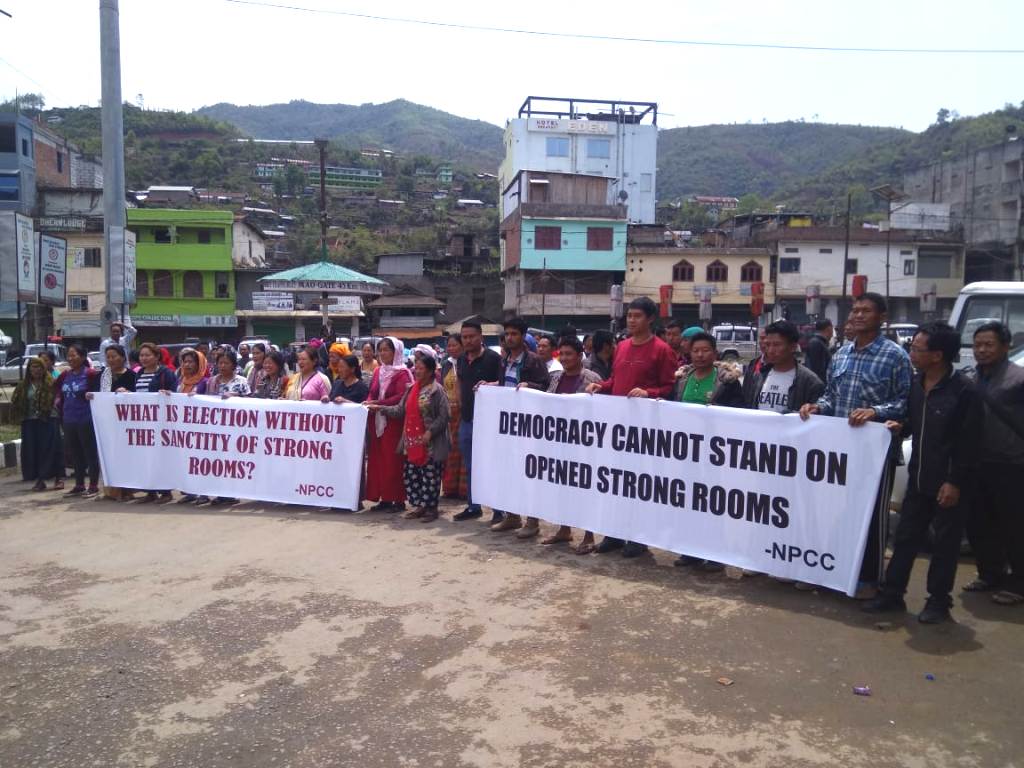 Total shut down at Senapati against opening of Strong room