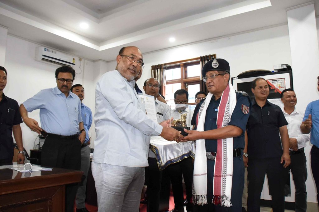 Chief Minister N Biren Singh felicitated rescue team of 3 persons drowned in Mapithel Dam