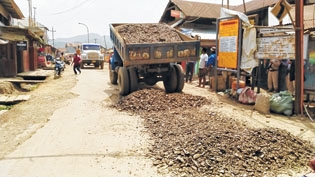 Residents repair Pallel Bazar to Aimol village road; seek Govt's attention