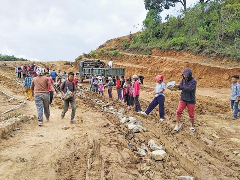 Chingjaroi youth repairs inter villages PMGSY road