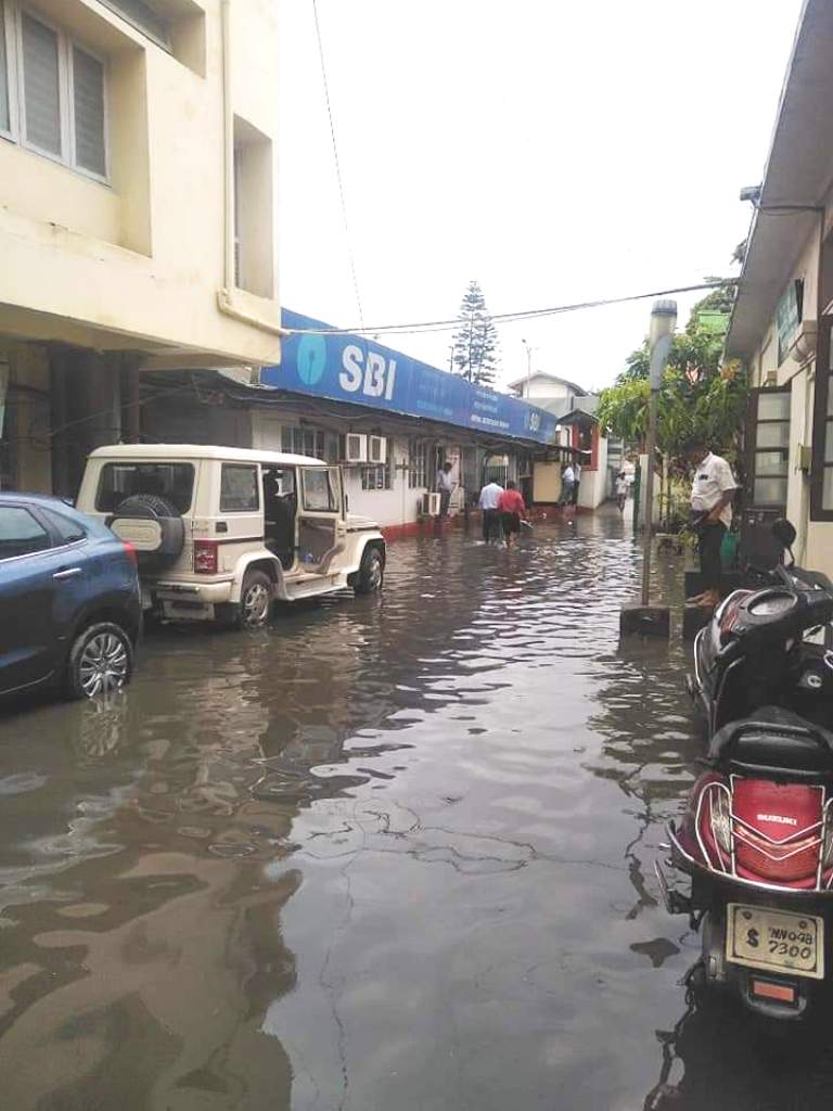Few hours rains flooded Imphal; Water logged on the street at many places