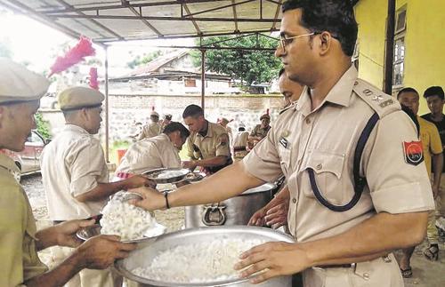 SP Kangpokpi serves food to his men on Independence Day