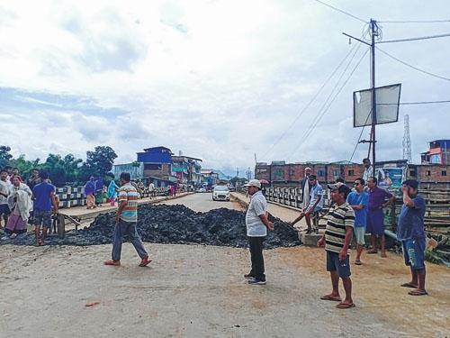 Failure to build better road compels LYCY to launch indefinite bandh at Laimanai Thongkhong, Yairipok Bazar