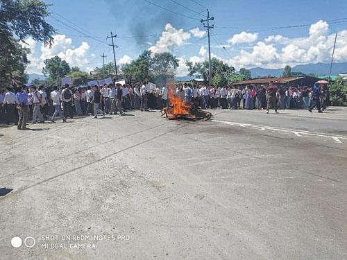 Students block Imphal-Jiri road