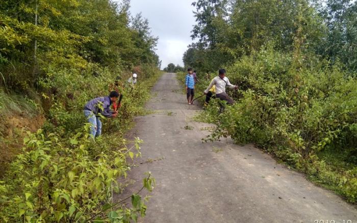 ADC member leads villagers in cleaning road