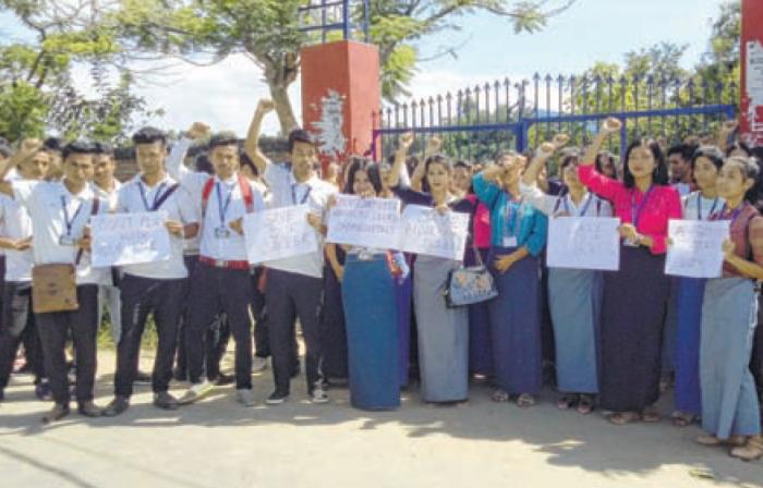 Students protest at Moirang College