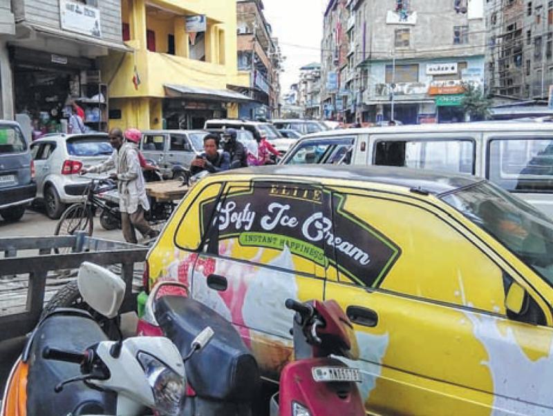 Traffic chaos add to confusion in busy market areas