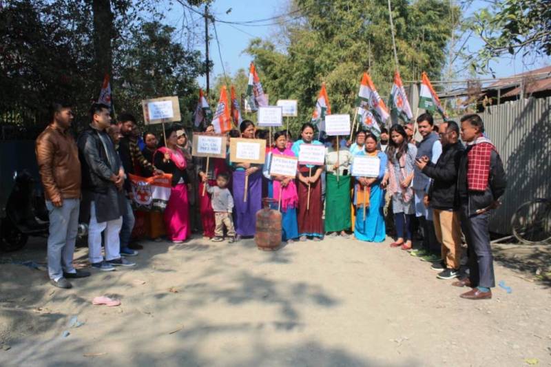 Youth Congress staged protest against price hike on LPG Cylinder