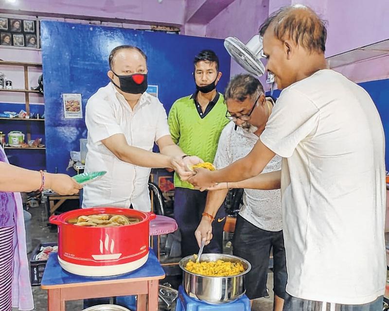 BJP arranges meals for migrant workers