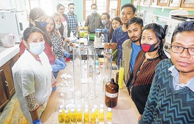  Manipur University Chemistry Dept makes hand sanitisers 
