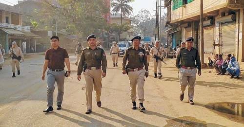 Cops-civilians scuffle cripples Moreh, indefinite bandh on