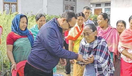 Many help victims of fire accidents