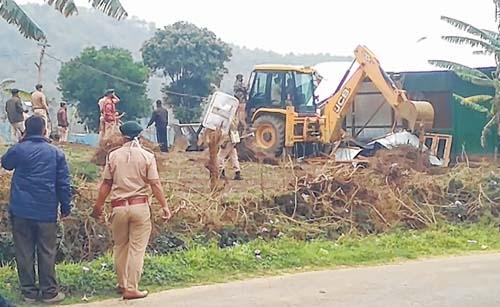 Langol Reserved Forest at Mantripukhri ; Encroachers evicted, cop hurt in stand off