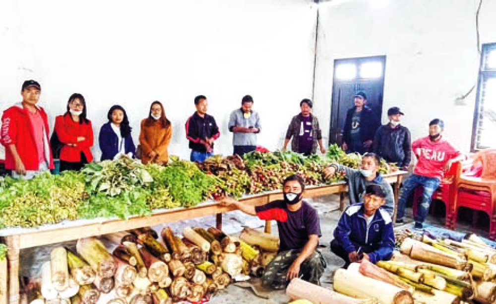 Thonglang Akutpa Village donate a huge amount of vegetables for students stranded in Senapati DHQ areas