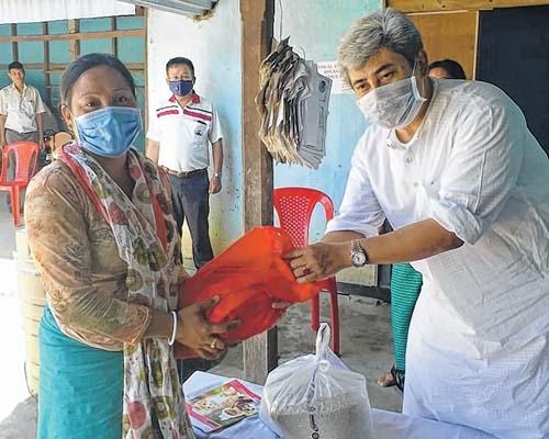 TSE proprietor extends helping hand to widows, differently abled persons