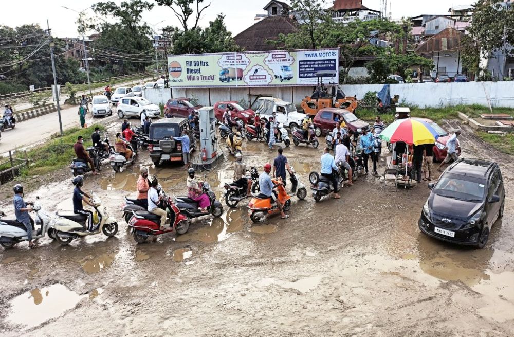 COVID-19 : Long queues seen at oil pumps in Imphal areas after reports of lockdown :: 22 July  2020