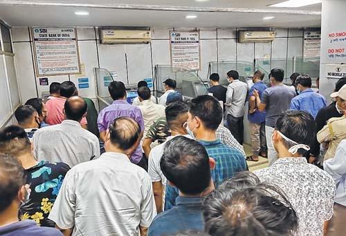 Cashless ATMs make mockery of Covid SOPs : Hundreds crowd SBI, MG Avenue