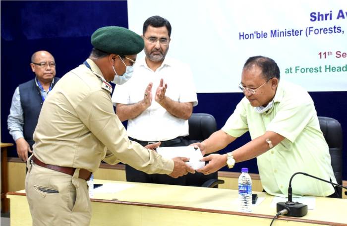 Forest Minister distributes Tablets to develop Smart Beat Offices