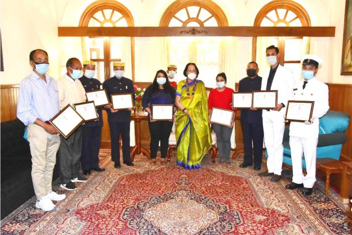 Governor conferred appreciation certificate to 9 staff of Raj Bhavan