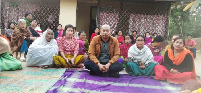 N Budhachandra holds meeting with weavers of Jiri