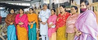 Nishikant hands over looms, drum to women organisations