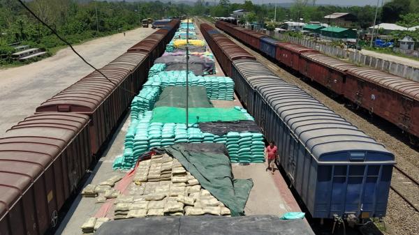 Urea Fertilizer unloaded at railway platform due to lack of trucks