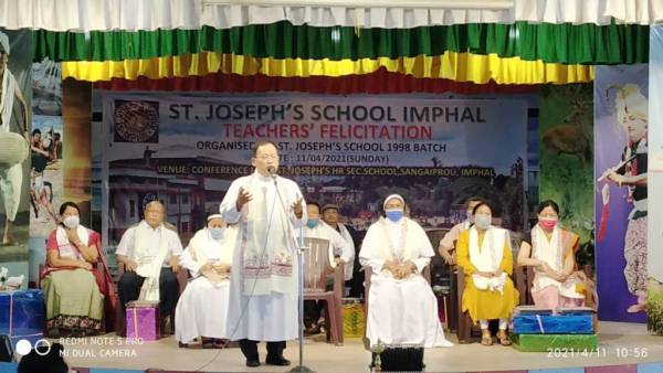 1998 batch students of St Joseph's School felicitates teachers