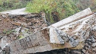 Bridge to Mt Koubru demolished
