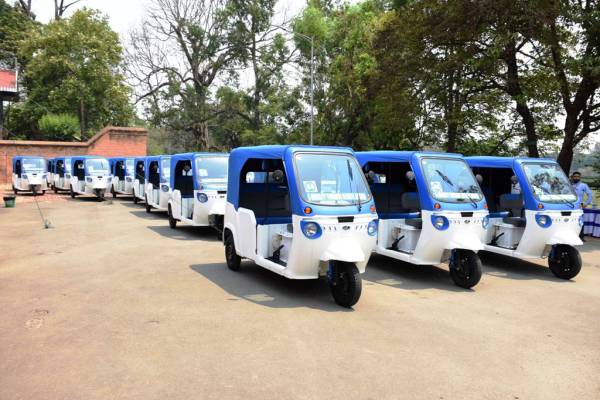 CM distributes e-Auto and Rickshaw