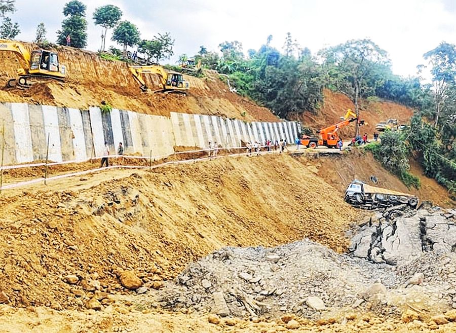 SDSA inspects landslide area at Khongnem Thana