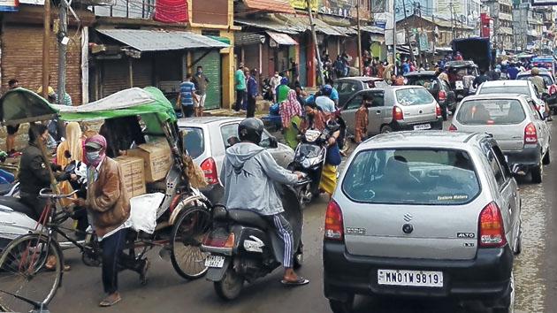 6-10 am window period sees huge crowds at Imphal markets
