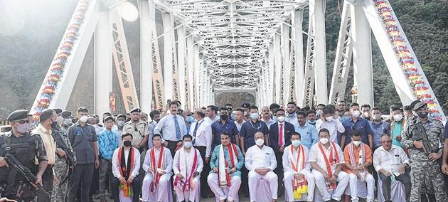 Gadkari inaugurates Makru bridge, lays foundation stones for various projects