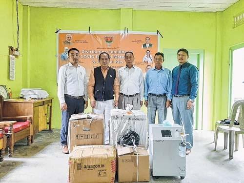 Thangminlien Kipgen provides medicines, medical equipment to Makui PHSC