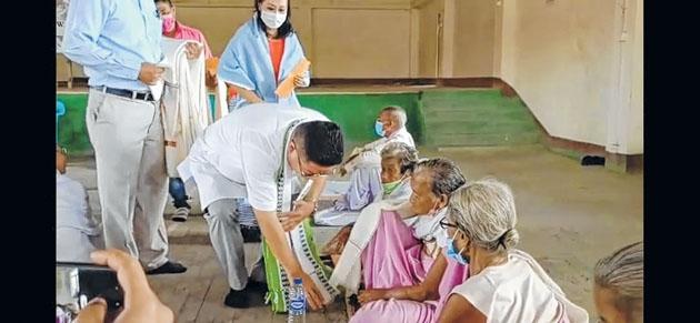 M Rameshwar seeks blessing from senior citizens