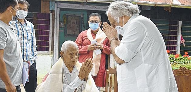 Jairam Ramesh visits centenarian freedom fighter