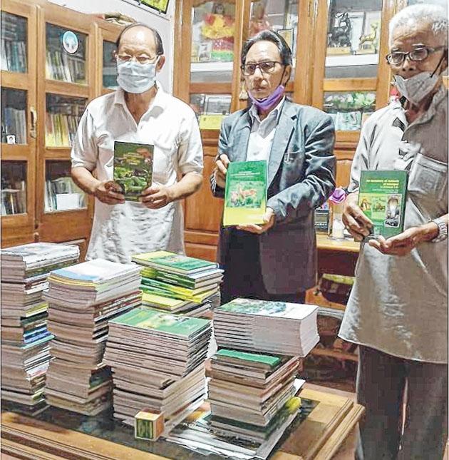 Dr Kh Shamungou donates 202 books to Kumbi College
