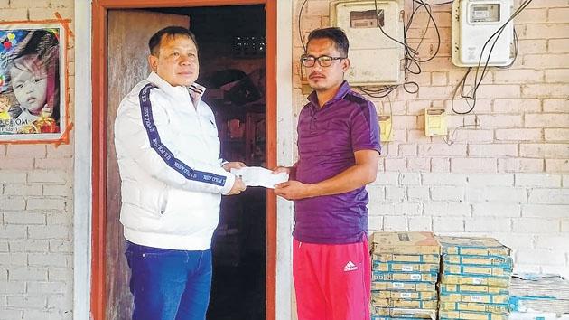 Kh Joykisan extends financial assistance to injured journalist