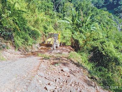 N Kayisii repairs Agri-Link Road at Ziumi village