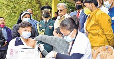 Governor inspects vaccination centres